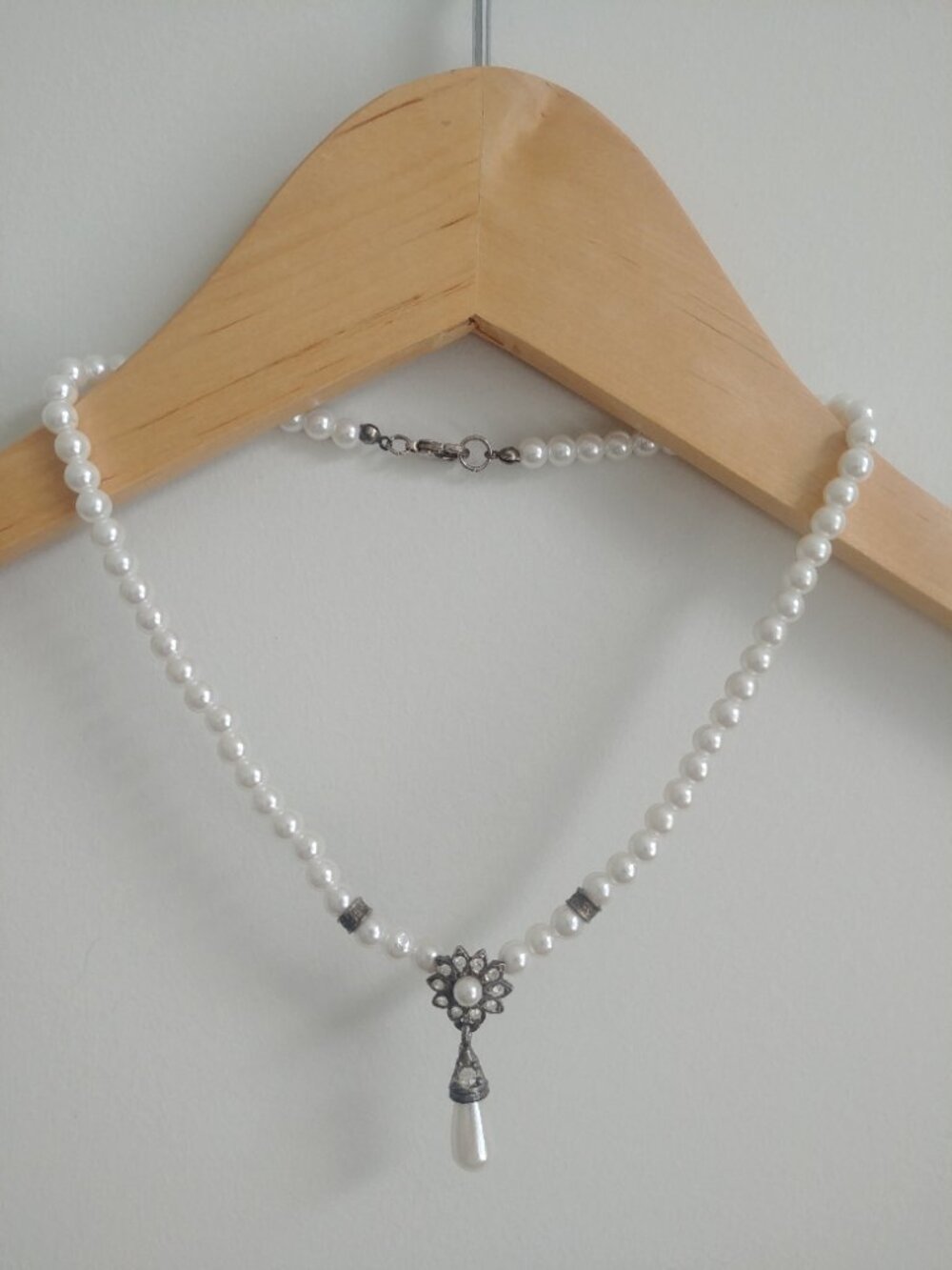 Imitation pearl short necklace with crystal and pearl drop silver tone pendant